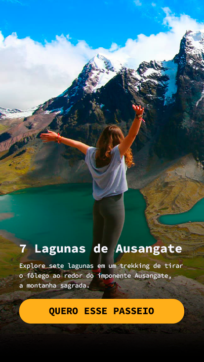 Turista com os braços abertos diante das montanhas nevadas e lagunas de Ausangate - Passeios em cusco, Peru - Fui Gostei Trips.