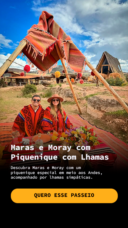 Casal em piquenique andino com roupas típicas próximo a Maras e Moray, em Cusco - Passeios em cusco, Peru - Fui Gostei Trips.