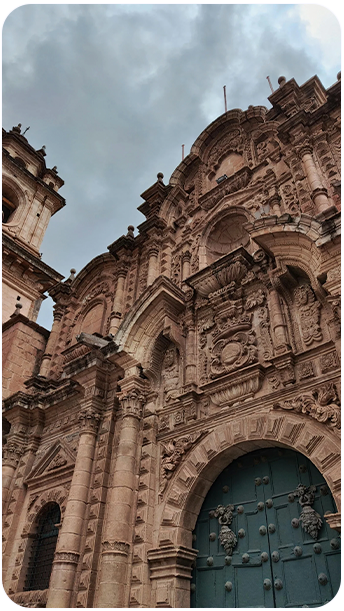 Detalhe da fachada barroca da Igreja da Companhia de Jesus, na Plaza de Armas de Cusco — destaque da arquitetura colonial peruana nos roteiros da Fui Gostei Trips.