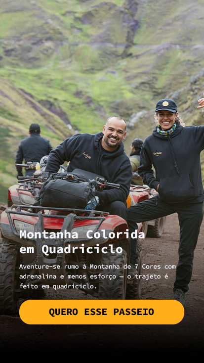 Carla e Renato, diretores da Fui Gostei Trips, Renato sobre quadriciclos e carla ao lado, de pé, prontos para aventura rumo à Montanha Colorida - Passeios em cusco, Peru - Fui Gostei Trips.