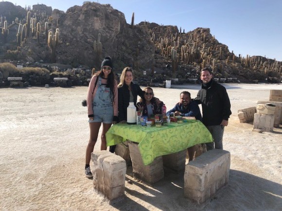 Refeição no Salar de uyuni, próximo à ilha Incahuasi