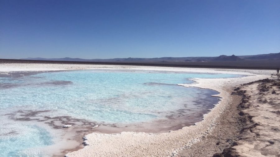 Uma das 7 lagoas azul turquesa no Deserto do Atacama