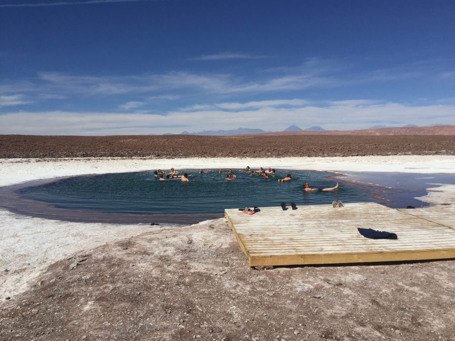 Lagoa que pode entrar e ter a experiência de Flutuação no Atacama