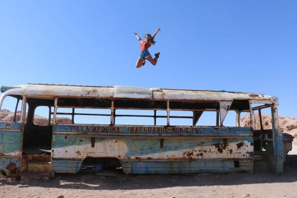 Pessoa em cima do ônibus Abandonado, no Deserto do Atacama