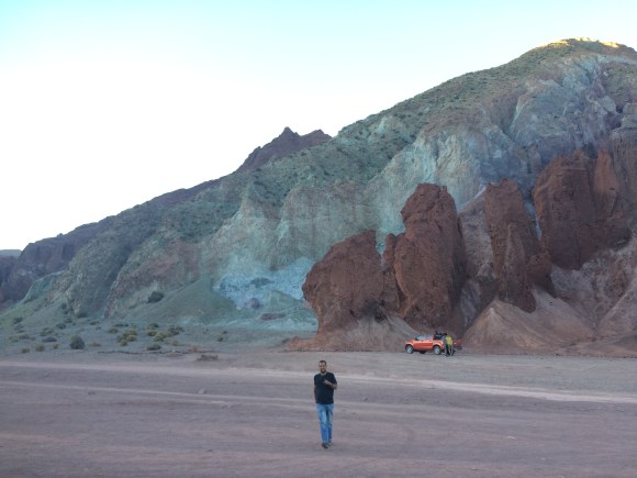 Pessoa e no fundo montanhas coloridas no Vale do Arco Iris, no Atacama