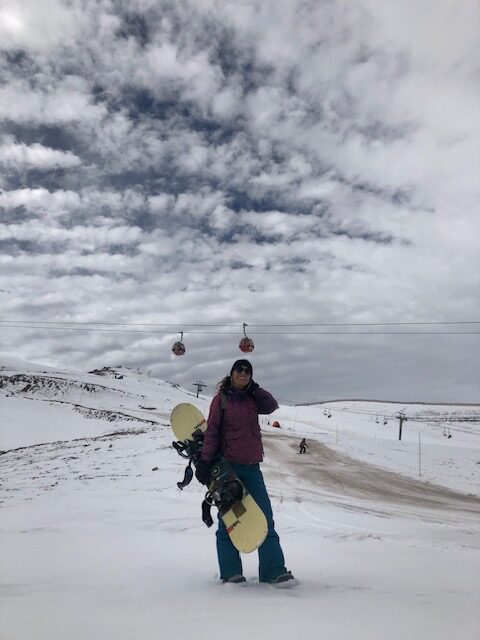 Mulher praticando esportes na neve no Chile