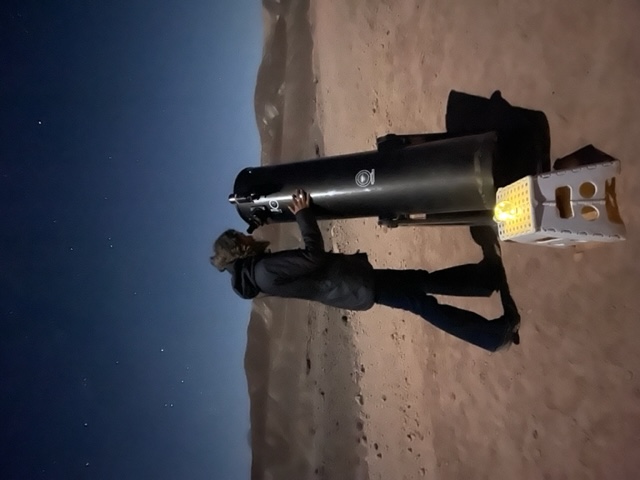 mulher com telecóspio no tour Astronômico no Atacama