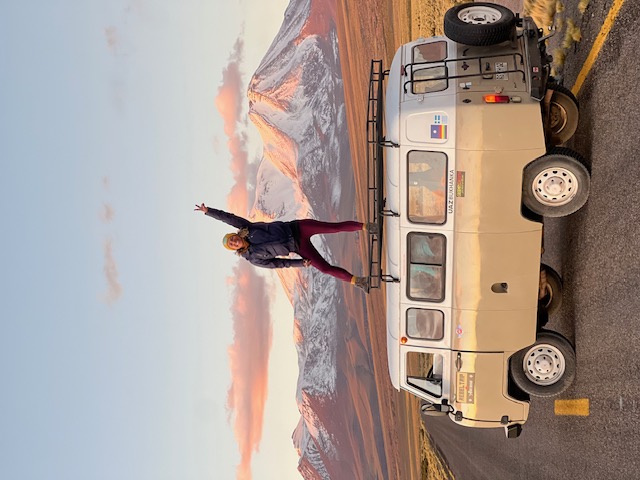 Mulher em cima de uma kombi no Deserto do Atacama