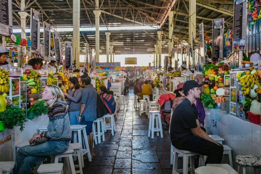 Mercado e comida de viagem no Peru