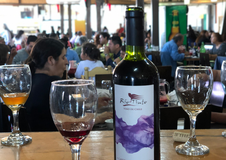 garrafa de vinho e taça em um restaurante no chile