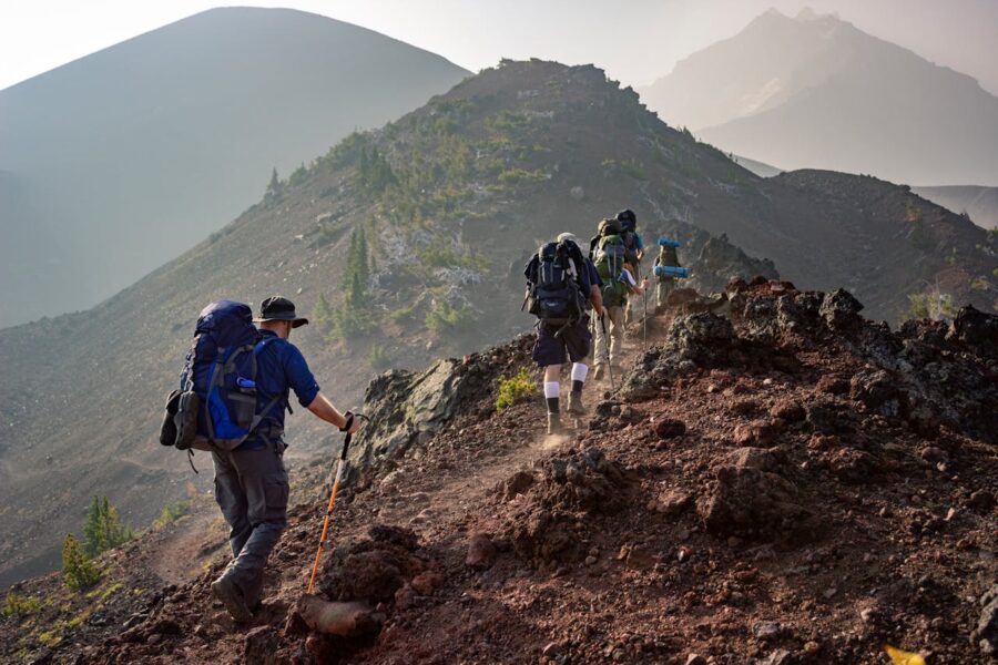 Pessoas fazendo um trekking em uma montanha