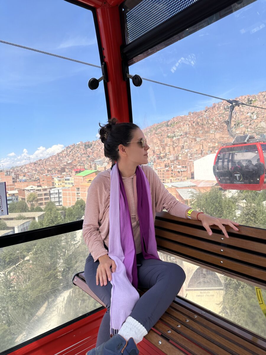 Bondinho La Paz ao fundo casas sem reboco