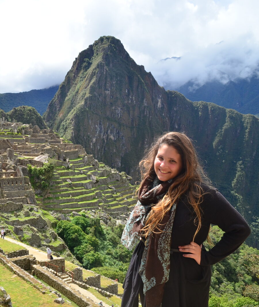 Turista posando para foto em Machu Picchu