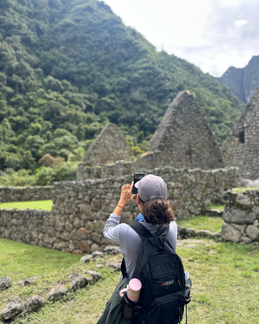 Mulher filmando ruínas de Ollantayttambo