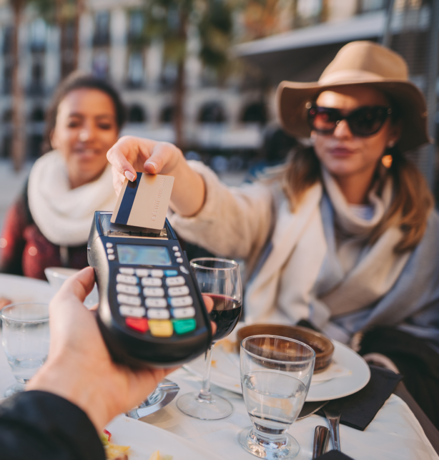 Mulher pagando restaurante com cartão de crédito