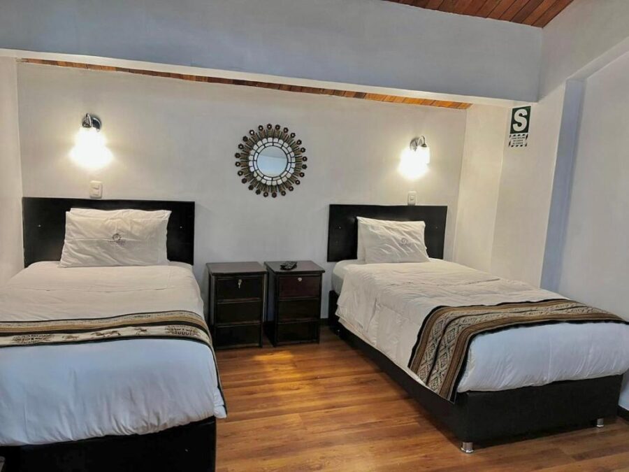 quarto com duas camas e com estética clara