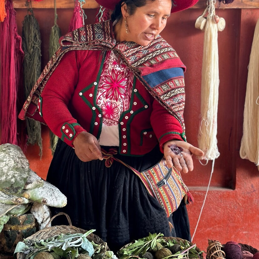 Mulher em Chinchero explicando 
