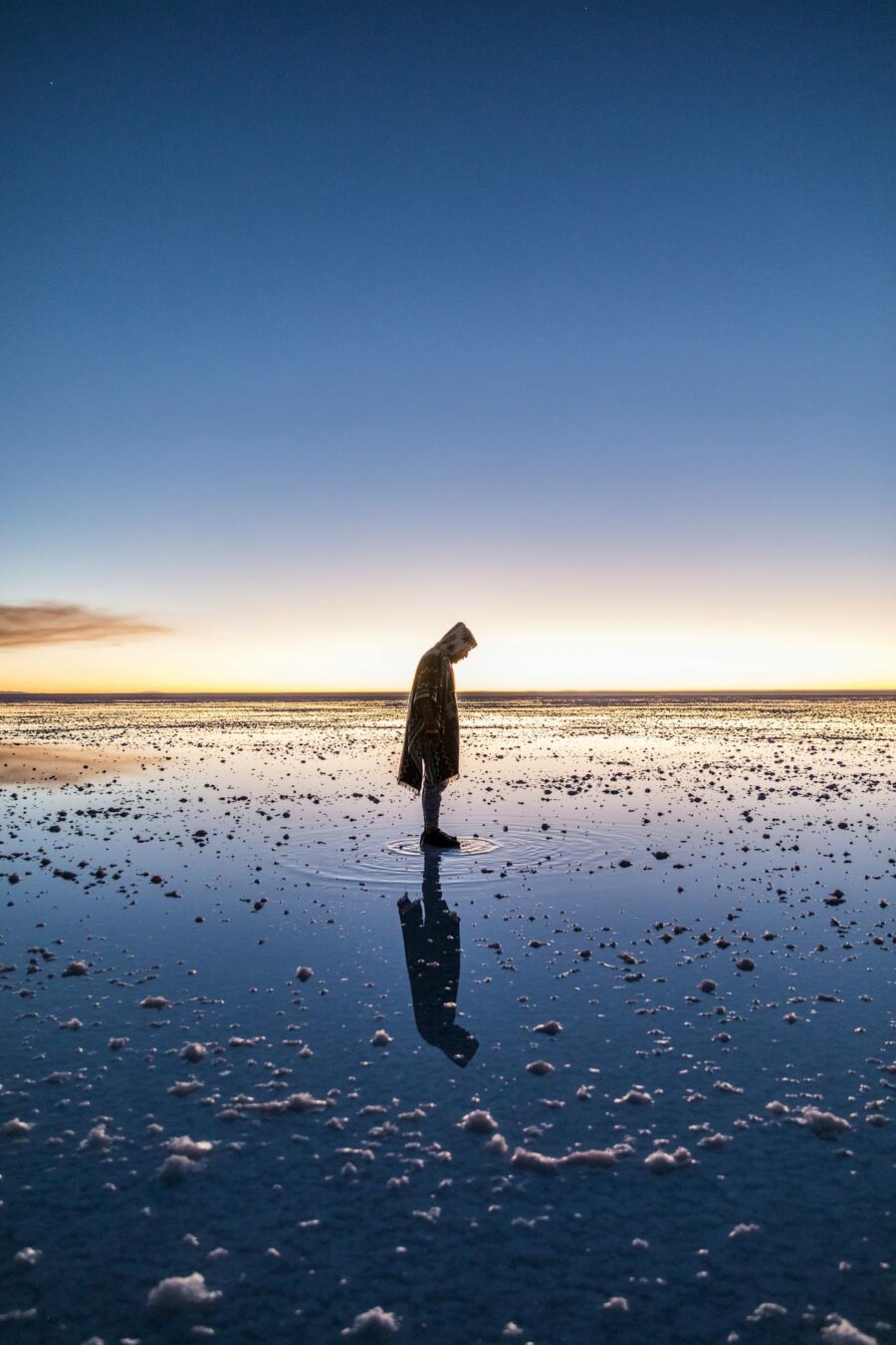 pessoa no salar do uyuni espelhado