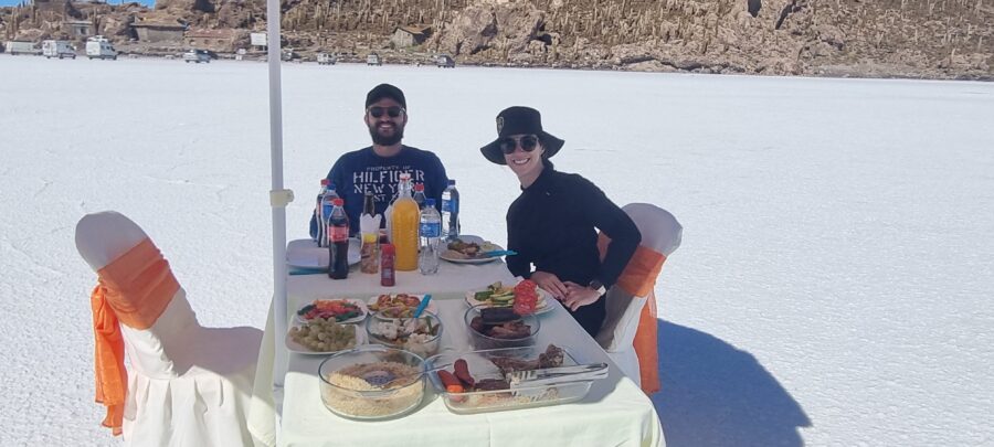 casal em banquete tour salar de uyuni VIP