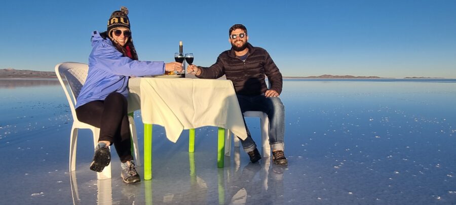 casal brindando um vinho no tour salar de uyuni VIP