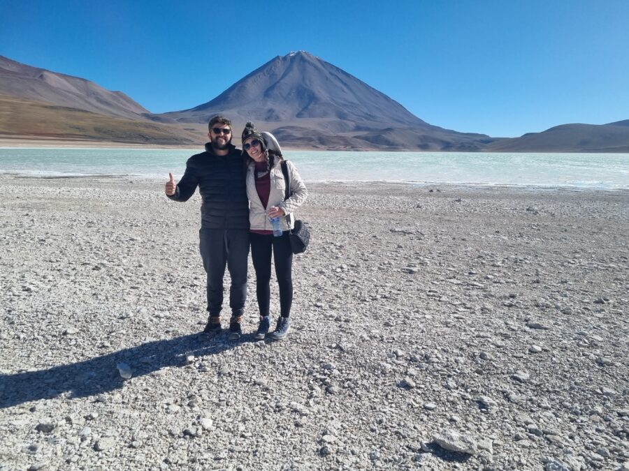 casal se abraçando no tour salar de uyuni VIP