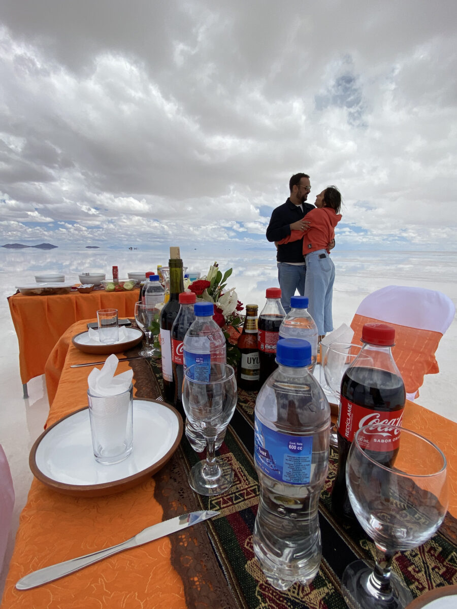 casal apaixonado se abraçando em um banquete no tour salar de uyuni VIP