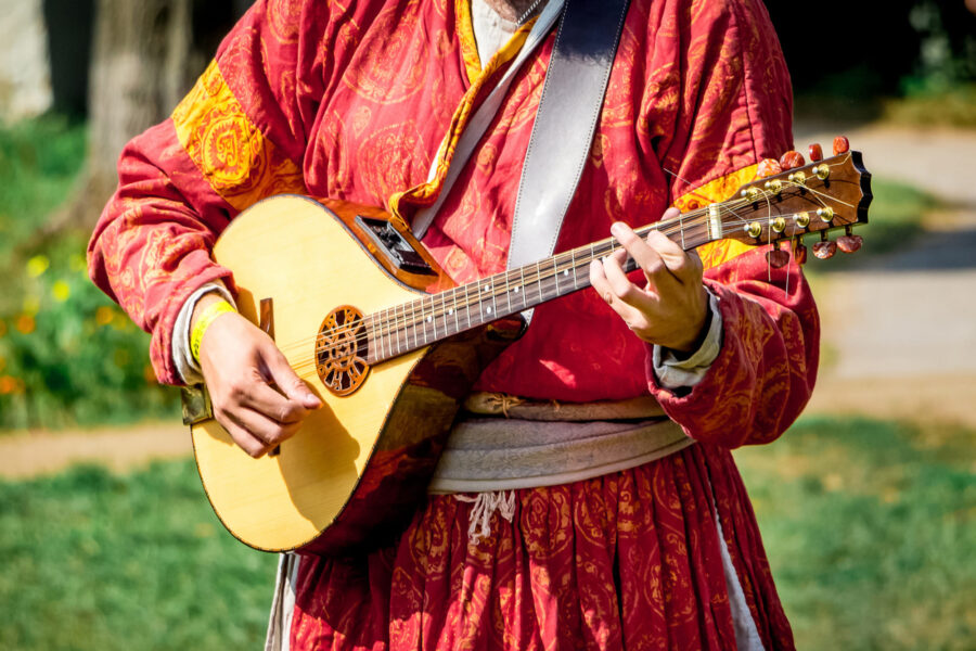 Homem tocando música andina ao vivo em Cusco.