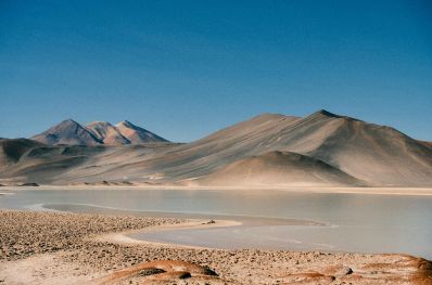 Foto panorâmica do deserto do atacama, uma área composta por montanhas, ampla extensão territorial e lagos salgados (salares)