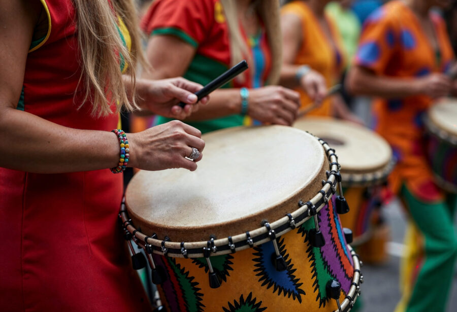 Mulheres tocando música andina ao vivo em Cusco.