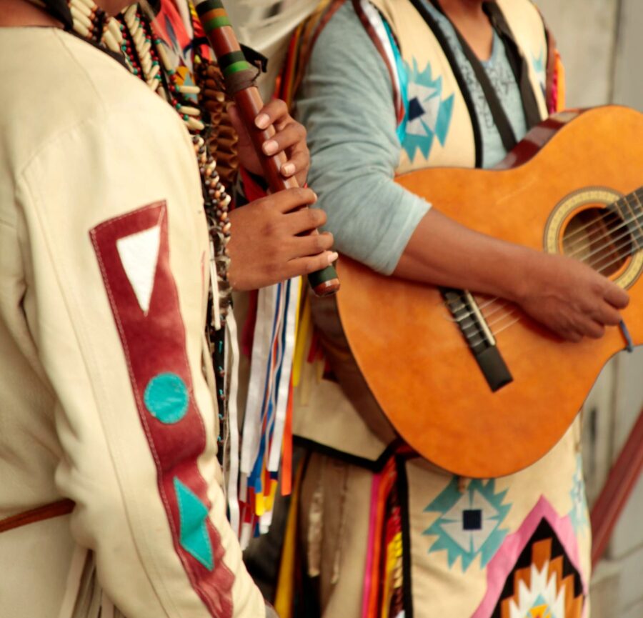 Pessoas tocando música andina ao vivo em Cusco.