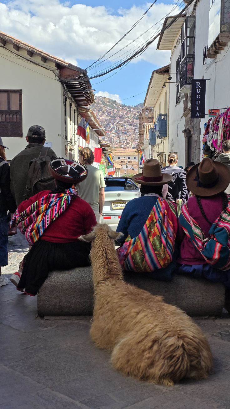 nativos de cusco trajados para festejos populares nas ruas