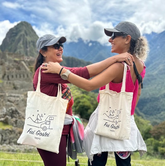 mãe e filha se abraçando em Cusco