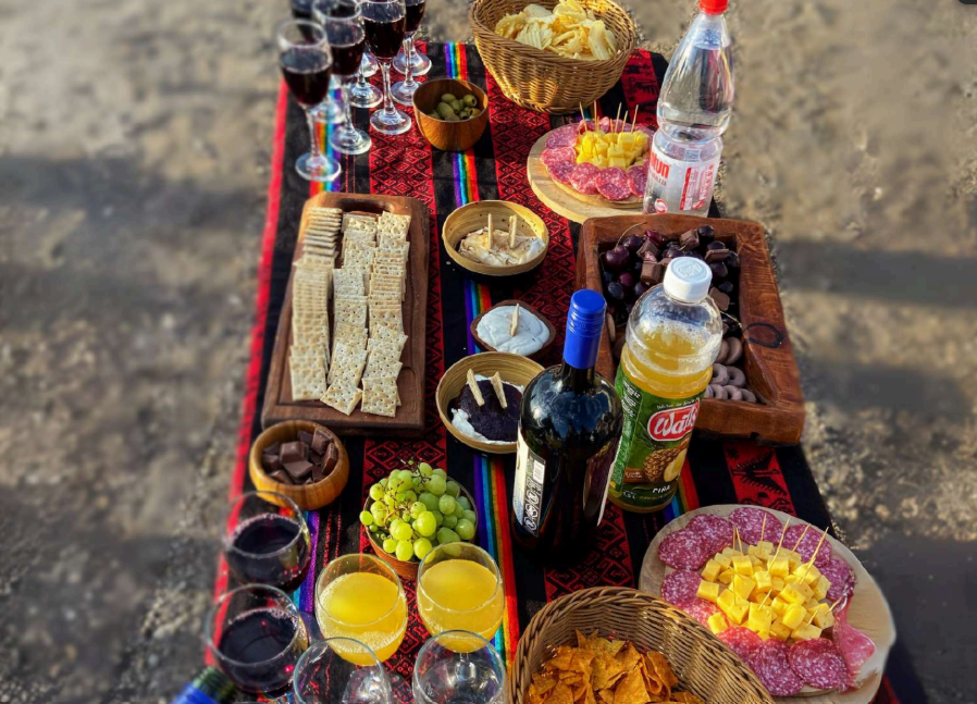 queijos, salames, vinho, agua, mesa com pano típico chileno