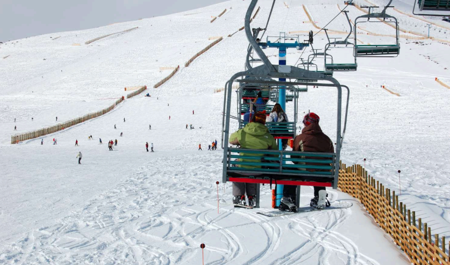 Saiba quanto custam os parques de neve em Santiago eTeleférico no parque el colorado durante o inverno no chile
