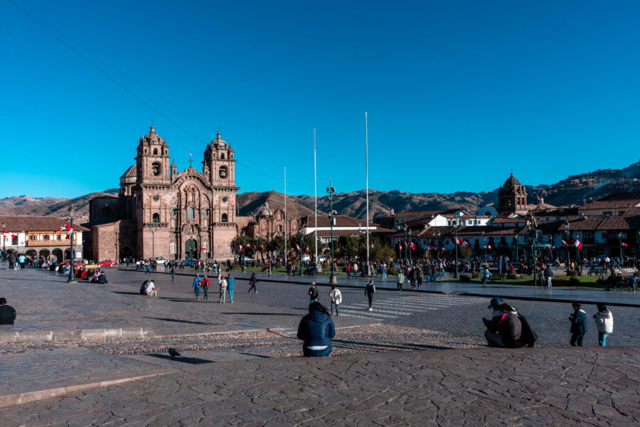 grande plaza em cusco, com vales ao fundo e pessoas passeando
