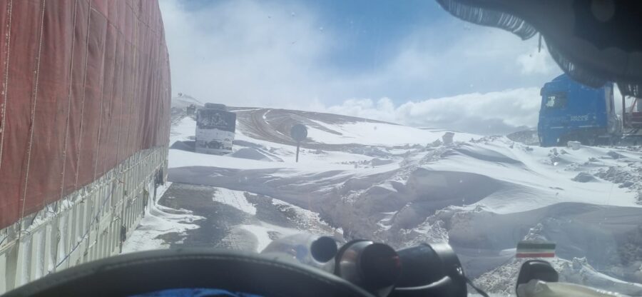 estrada coberta por neve na maior nevasca dos ultimos 10 anos no chile