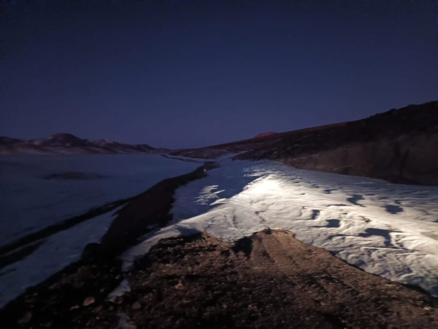 estrada coberta de neve na maior nevasca dos ultimos 10 anos no chile