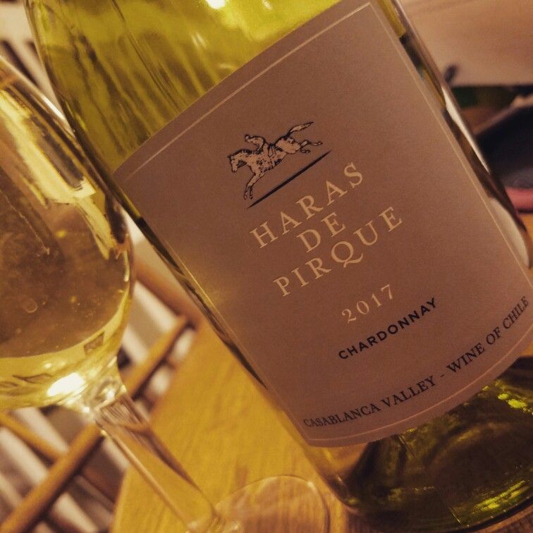 Garrafa de vinho branco, apenas o rótulo escrito haras de pirque