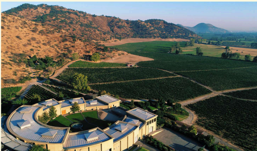 Haras de Pirque no Chile vista de cima. A imagem mostra a fábrica e em volta montanhas em volta de um céu azul