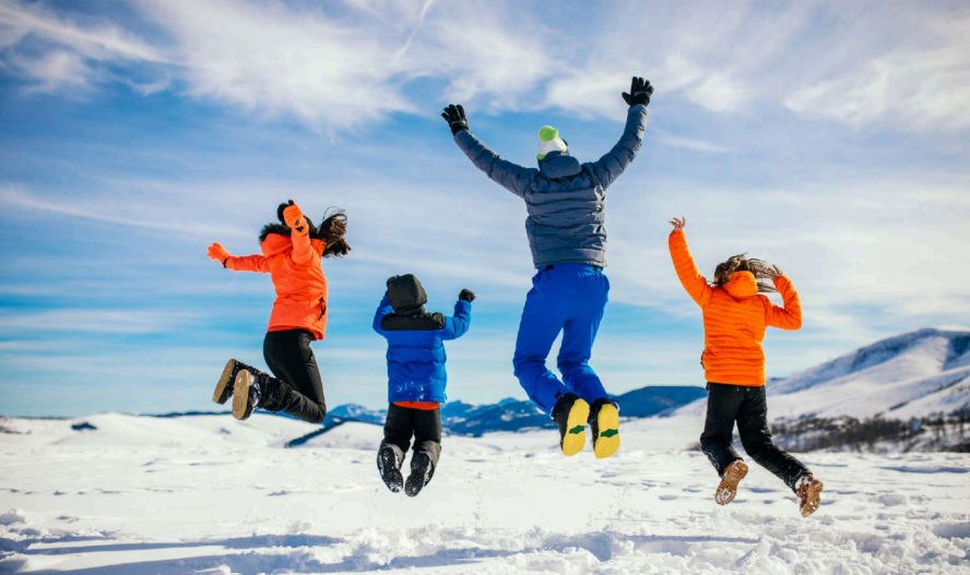 4 pessoas pulam na neve em santiago do chile