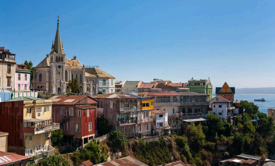 Vista panorâmica de Valparaíso no Chile. céu está ensolarado a região é conhecida pelas casinhas coloridas.