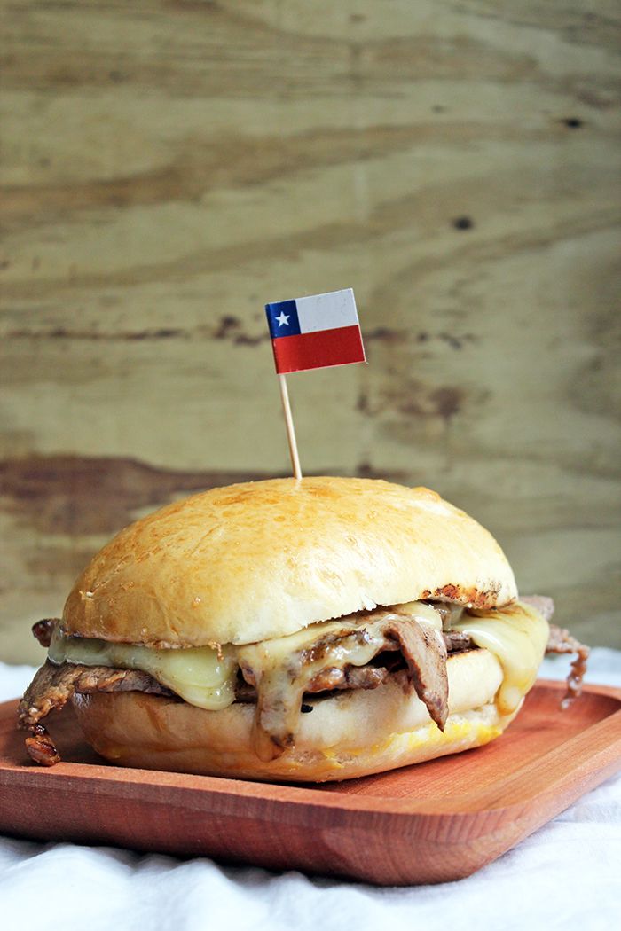 Lanche típico do Chile, lanche quente com carne fatiada e queijo derretido.
é possível encontrar em restaurantes bons e baratos no chile
