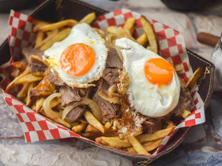 Prato típico de bons restaurantes chileno, batata frita, carne com cebola.