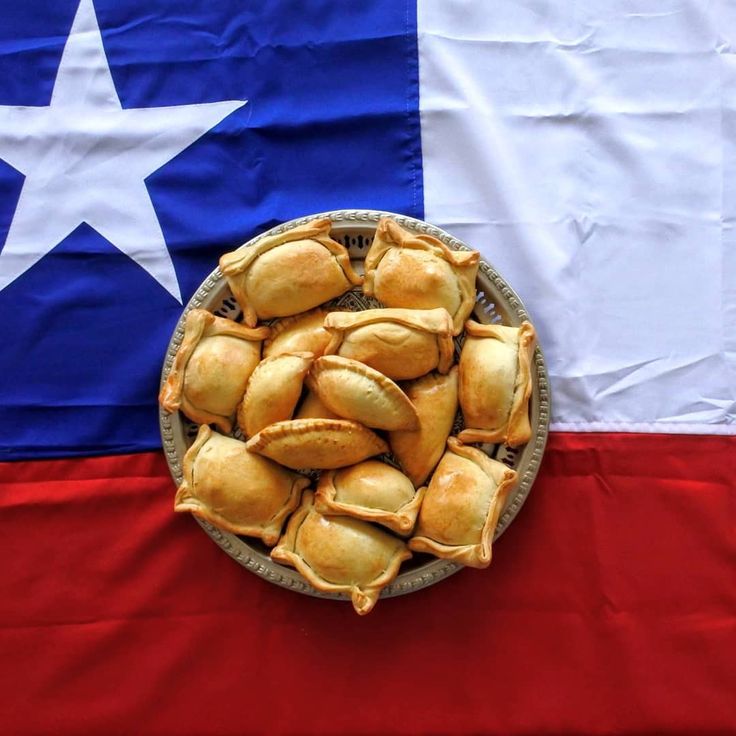 e panadas chilenas sobre a bandeira do chile vendido nos restaurantes bons e baratos do chile 