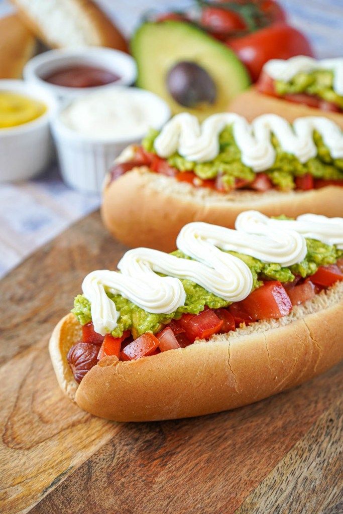 Cachorro quente típico do chile, conhecido com completo, salsicha, abacate e maionese, à venda em restaurantes do chile