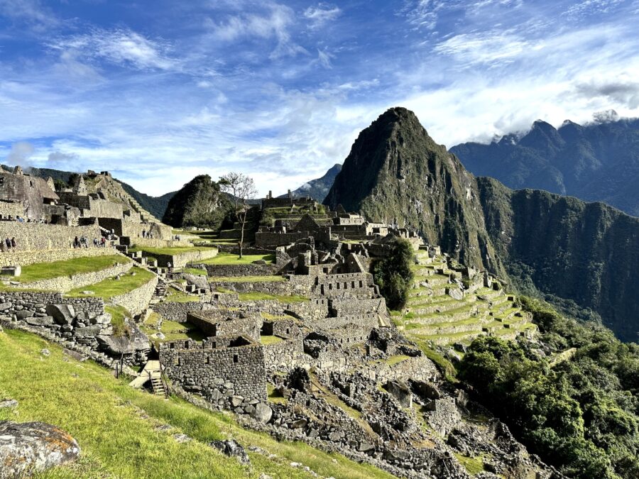 montanhas com ruínas em cusco