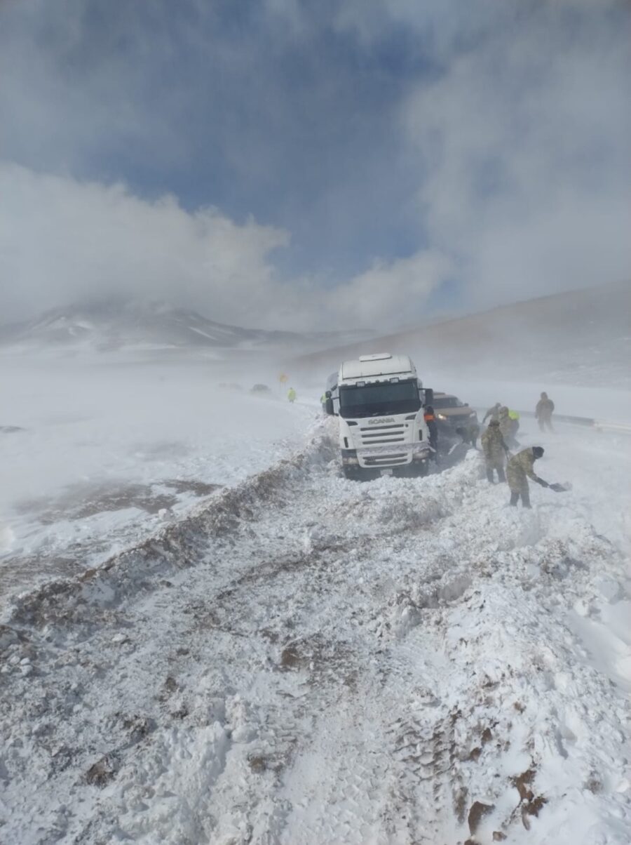 caminhao tentando atravessar uma nevasca