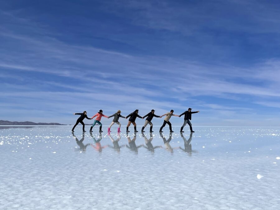 Imagem de um grupo de mãos dadas no Salar de Uyuni