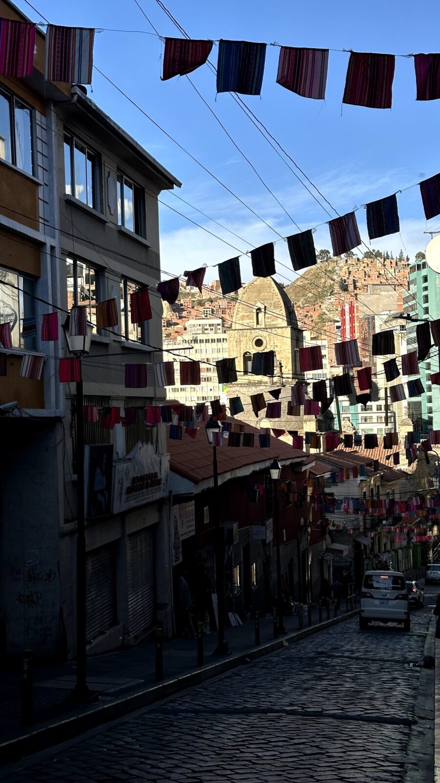vilarejo em bolivia, la paz, durante o dia e cheio de bandeiras estendidas