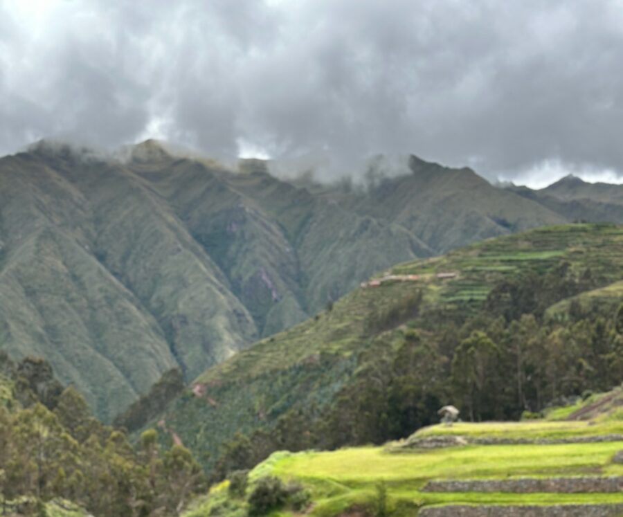 montanhas cheias de verde em Ollantaytambo com clima chuvoso